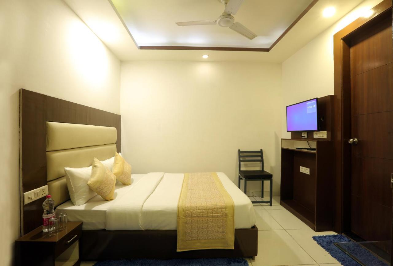 Hotel Qualia Suites At Delhi Airport Nova Deli Exterior foto
