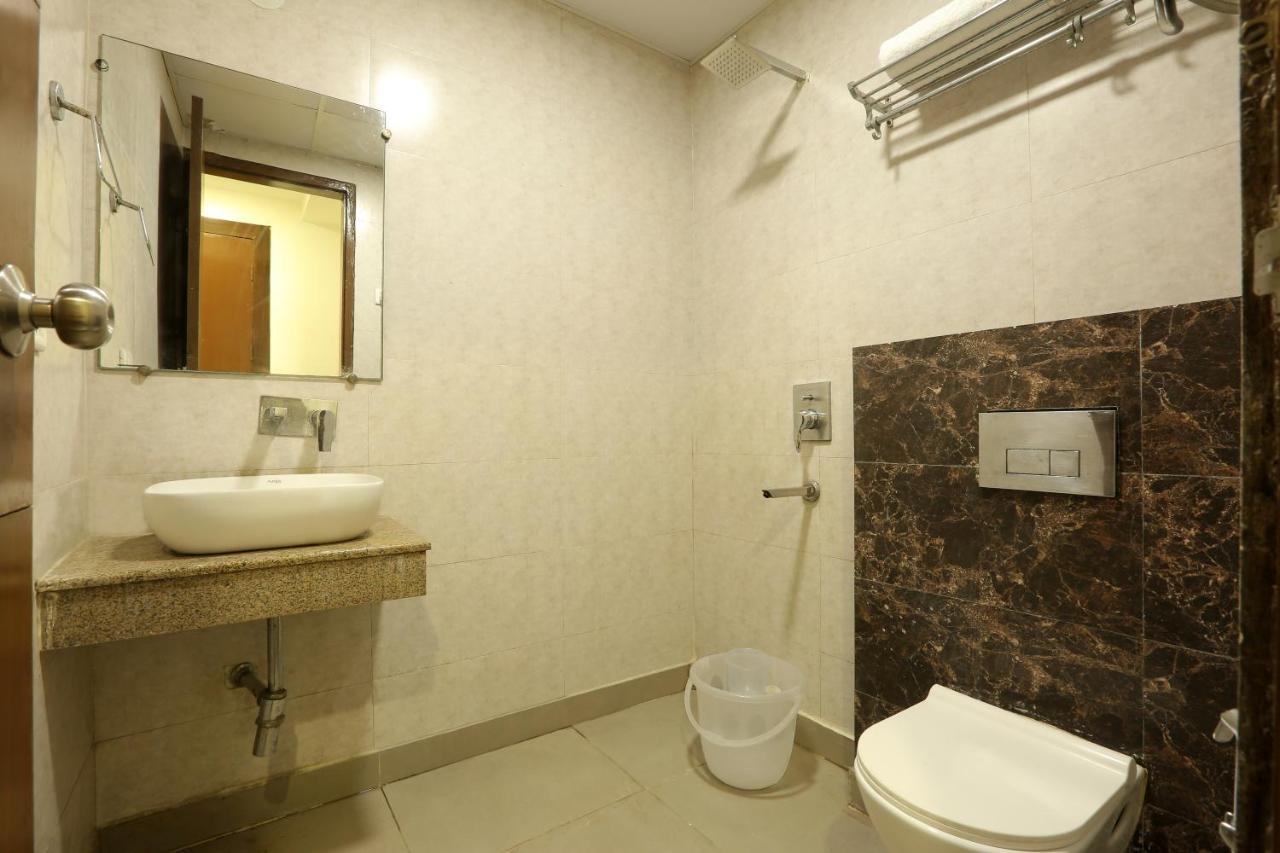 Hotel Qualia Suites At Delhi Airport Nova Deli Exterior foto